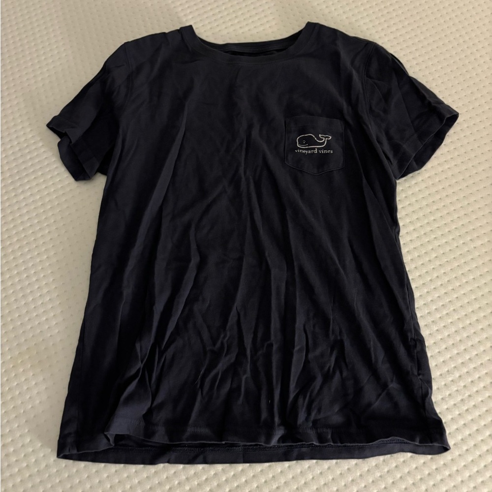 Navy blue vineyard vines t-shirt